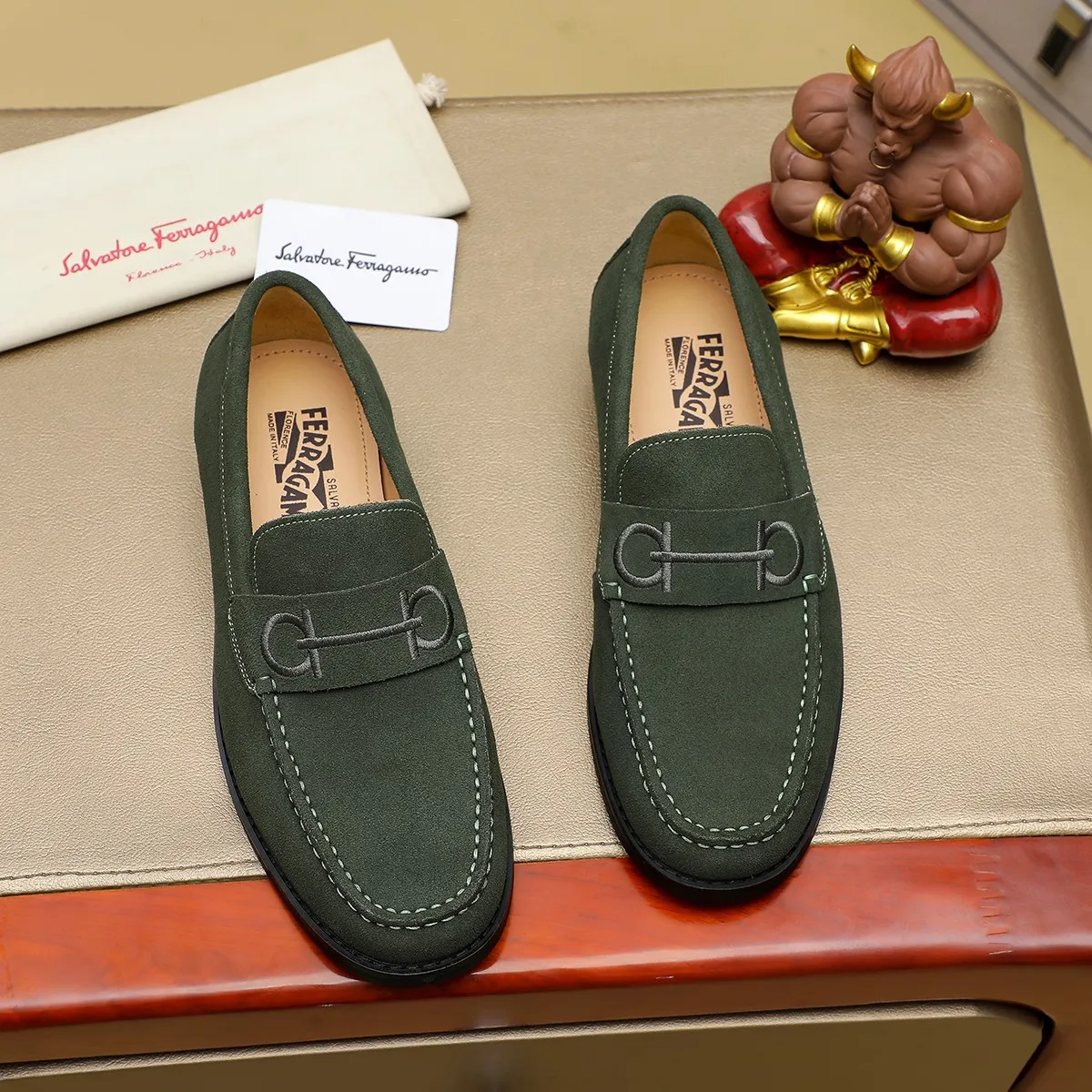 Men's shoes 💰460 🔥 Ferragamo new men's casual slip-on shoes 🇨🇳 Official website original 1:1 mold, original quality 💯 fine workmanship, high-end luxury ☘ The upper is made of imported Italian first-layer cowhide 🌴 Luxurious water dyeing 🐂 Leather lining 🍓 Rubber wear-resistant and non-slip outsole, breathable and comfortable to wear 🍍 The first choice for high-taste men, color optional! Code number 38-44 (45.46. Customized)